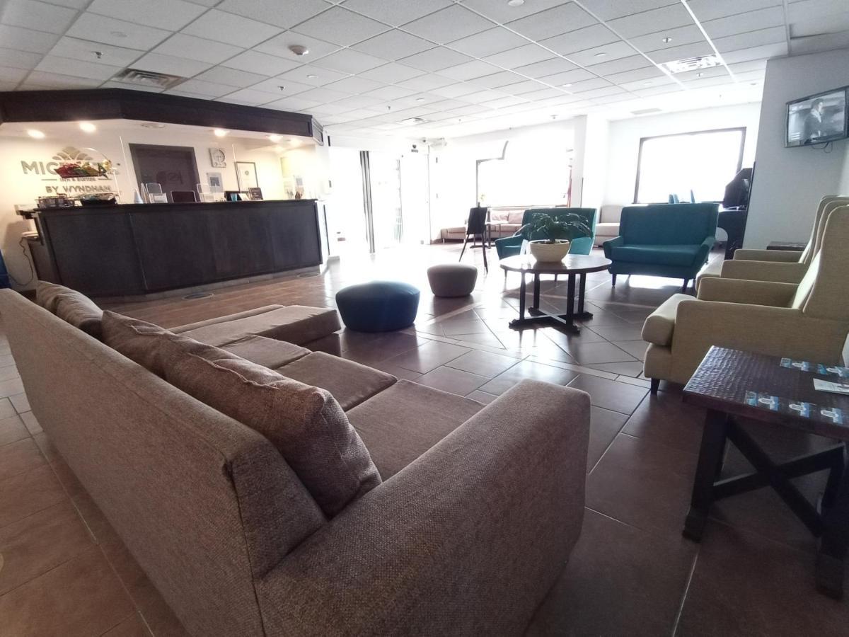 Microtel Inn And Suites By Wyndham Толука Екстер'єр фото