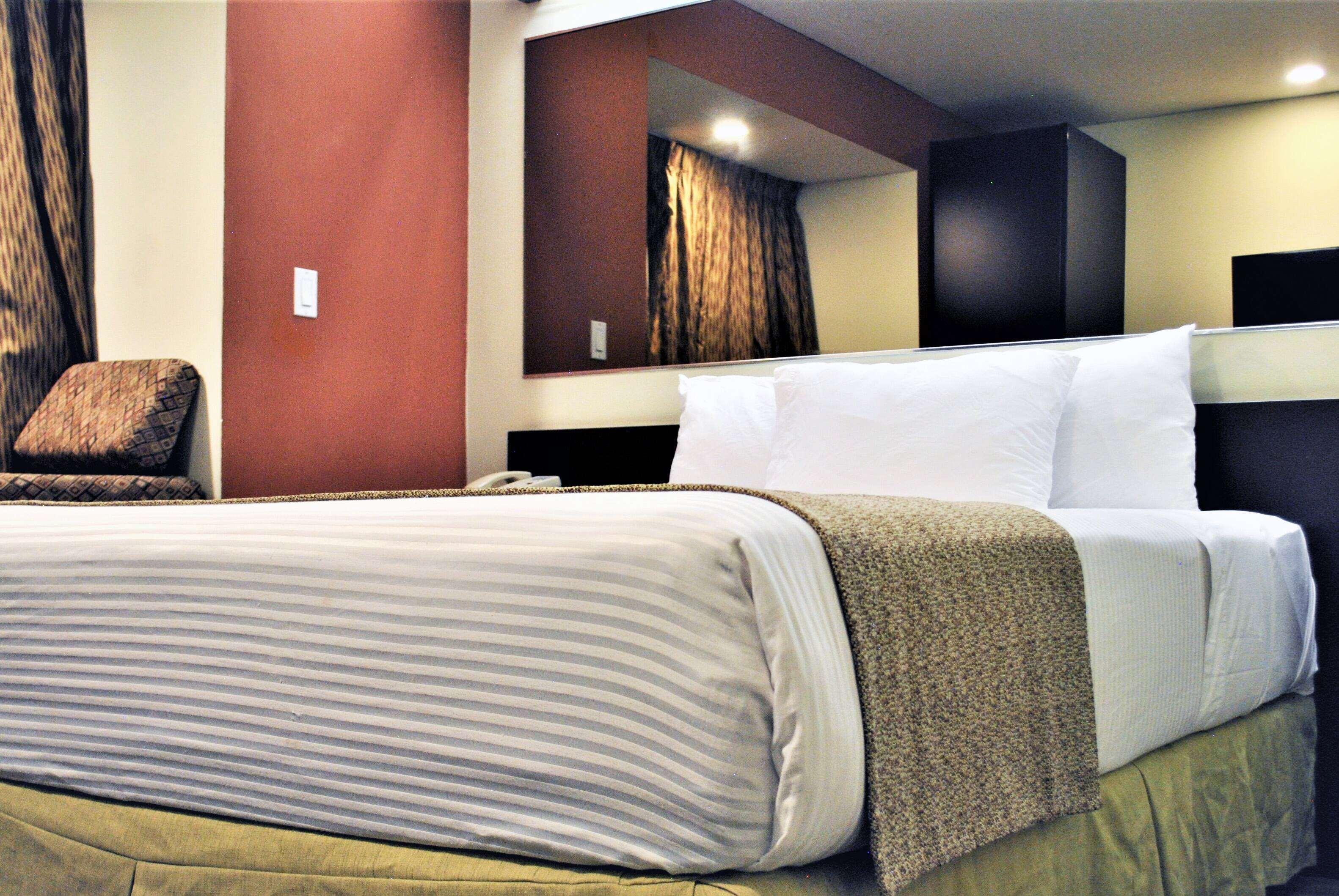Microtel Inn And Suites By Wyndham Толука Екстер'єр фото