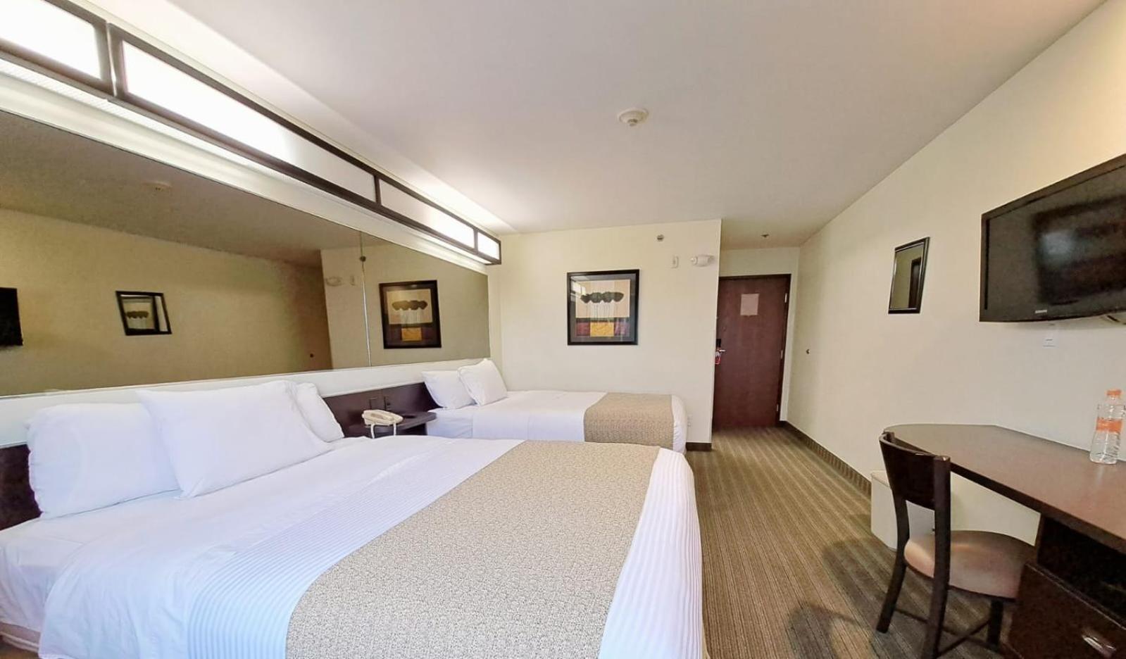 Microtel Inn And Suites By Wyndham Толука Екстер'єр фото