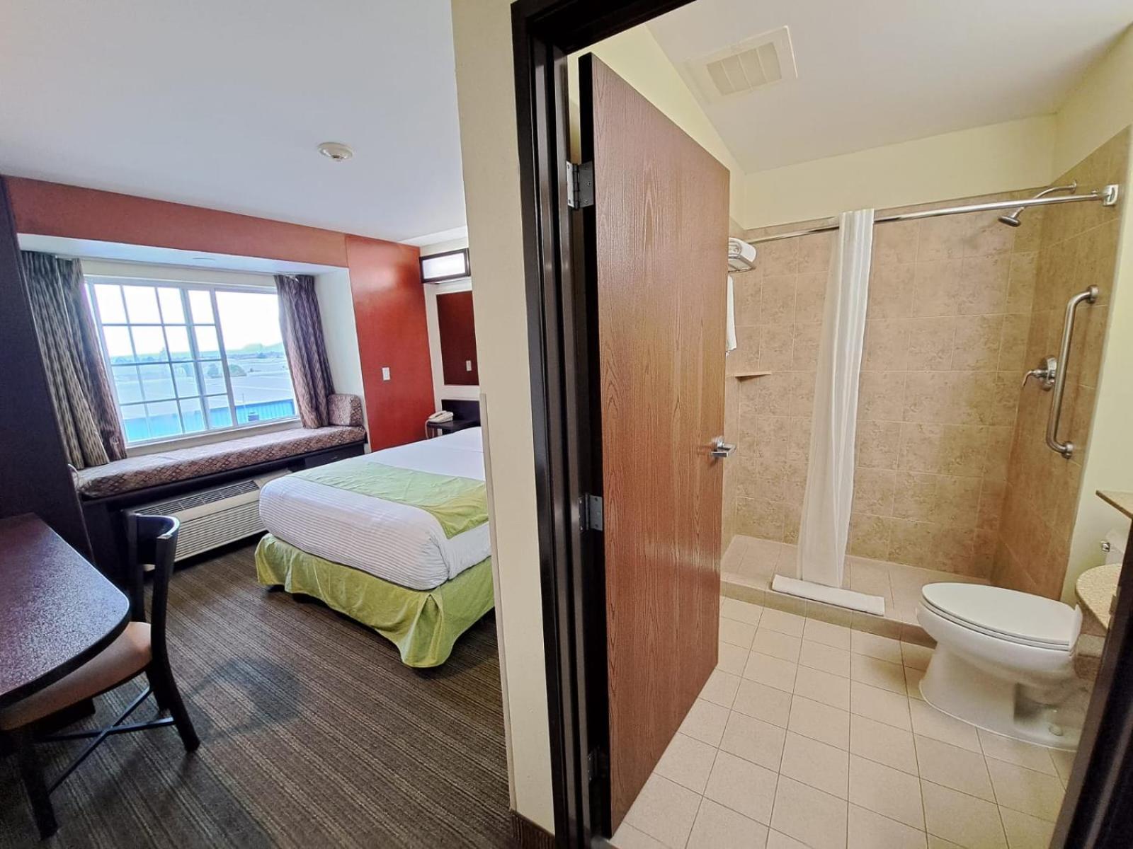 Microtel Inn And Suites By Wyndham Толука Екстер'єр фото